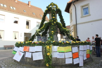 Wunschbrunnen in der Osterzeit