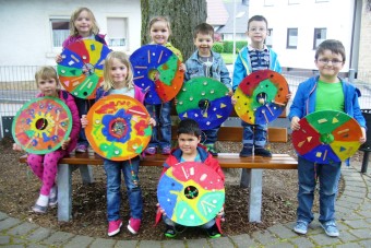Kindergartenkinder setzen kreative Akzente im Außengelände