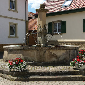 Sanierungsarbeiten am historischen Dorfbrunnen