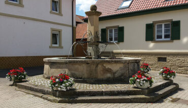 Sanierungsarbeiten am historischen Dorfbrunnen